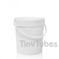Seau de 17 litres avec poignée en plastique.